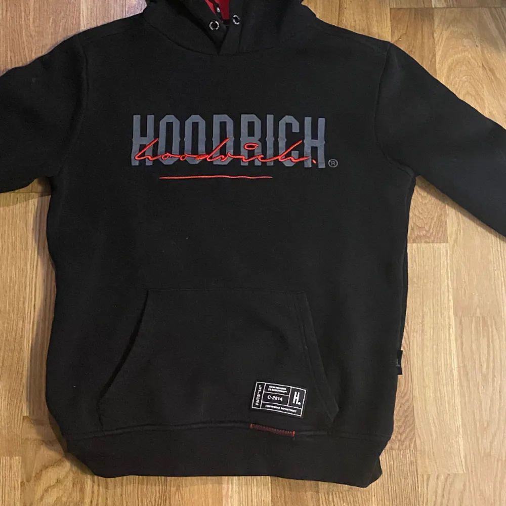 Hoodrich hoodie i bra skick, förutom att snöret saknas i halsen. Stl S. . Hoodies.