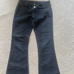 Lågmidjade jeans  - Super snygga lågmidjade jeans som tyvärr inte passade mig. Ska vara XXS men kan passa någon som är 36 eller 38🙂