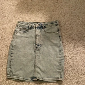 Kjol från ginatricot  - En jeanskjol använd minst fem gånger. 