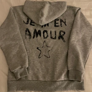 Hoodie - säljer min ”Je m’en amour” Hoodie från Gina, jätte bra skick och använda 3/4 gånger, strorlek 146-152 men passar jätte bra beroende på hur man vill att den ska sitta💘