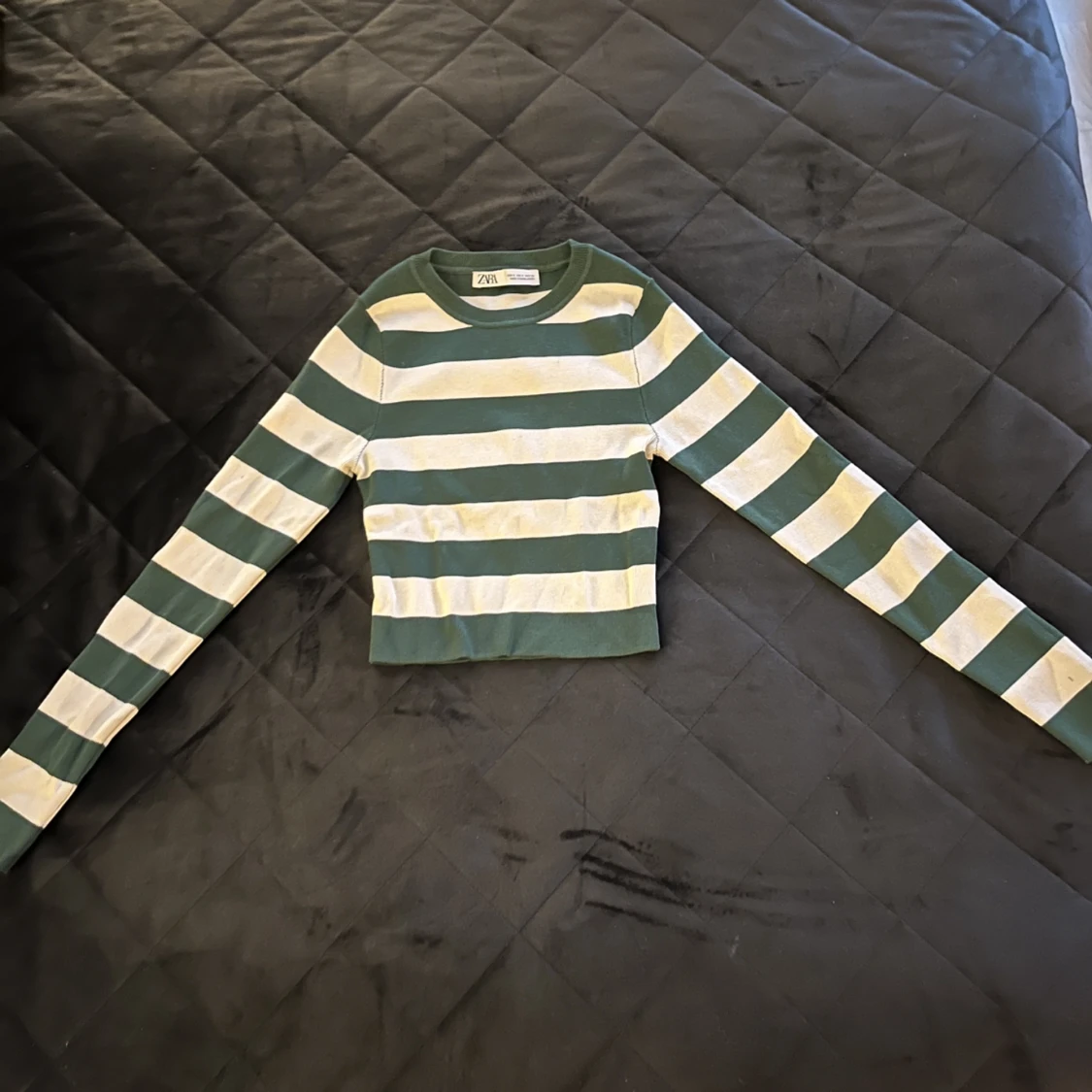 Grön och vitrandig tröja  - 91
