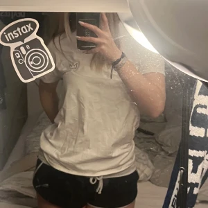 Hov1 t-shirt! - Hov1 t-shirt från deras långt bort härifrån album!