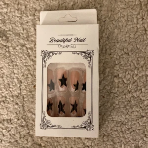 Lösnaglar  - Jätte fina press on nails. Köpte fel sort och säljer nu dem då de inte passar min still❤️