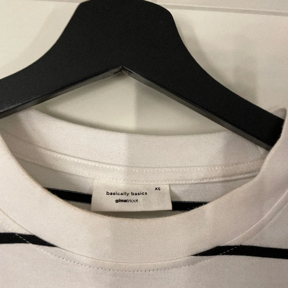 Långärmad randig tröja från Gina Tricot i strl XS. Endast använd en gång så i mycket bra skick!💓. Tröjor & Koftor.