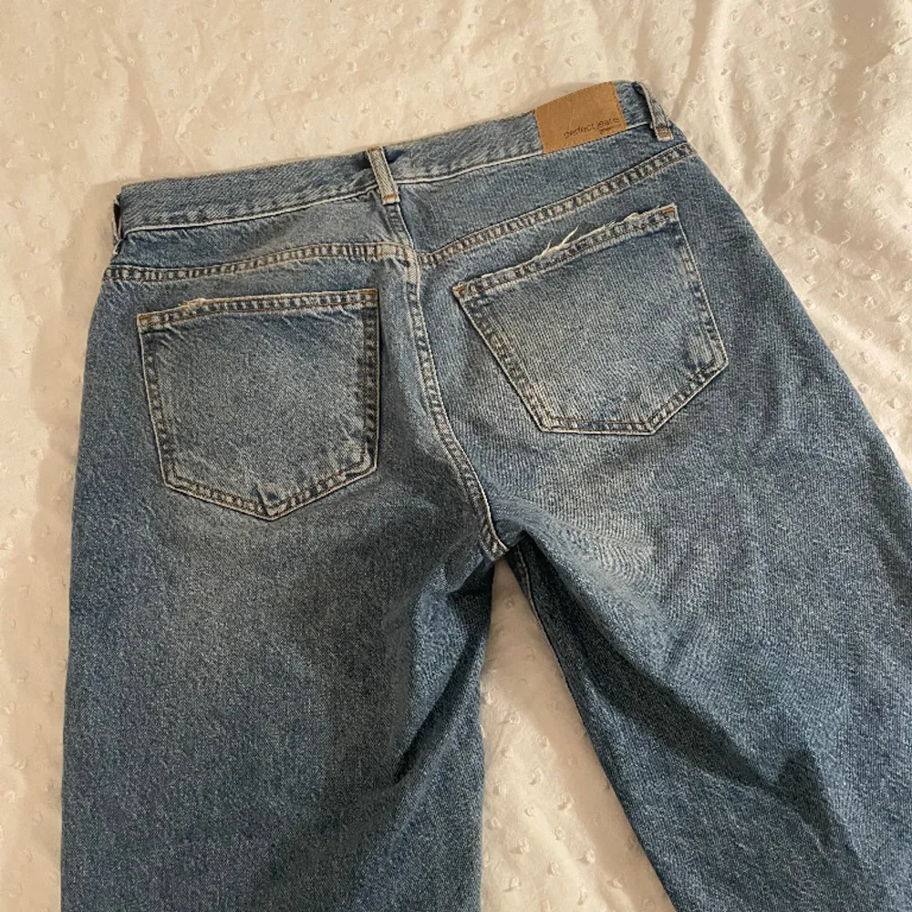 Säljer dessa lågmidjade raka jeans från ginatricot då de inte kommer till användning, superfint skick🤍Nypris: 499,95, mitt pris: 290kr. Jeans & Byxor.