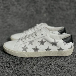 Saint Laurent skor  - Saint Laurent skor i den eftertraktade färgen vit/grå. Storlek 43. Ingen låda ingår. Endast testade annars helt nya! Nypris 5999kr, köp för endast 2399kr. 