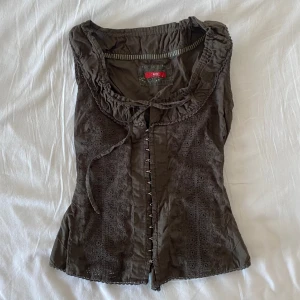 Linne vintage korsettstil  - Linne/topp med korsettstruktur och band för att justera midjan 💋