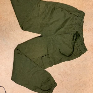 Militärgröna cargobyxor - Passar xs/s Med snörning i midjan  Ganska tjockt material Pris kan diskuteras 💕