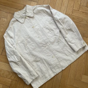 Our Legacy workwear skjorta - Vit fin Workwear skjorta från Our Legacy fläckig och missfärgad vid vissa ställen, super fin och bra kvalite, dm för mått och fler bilder