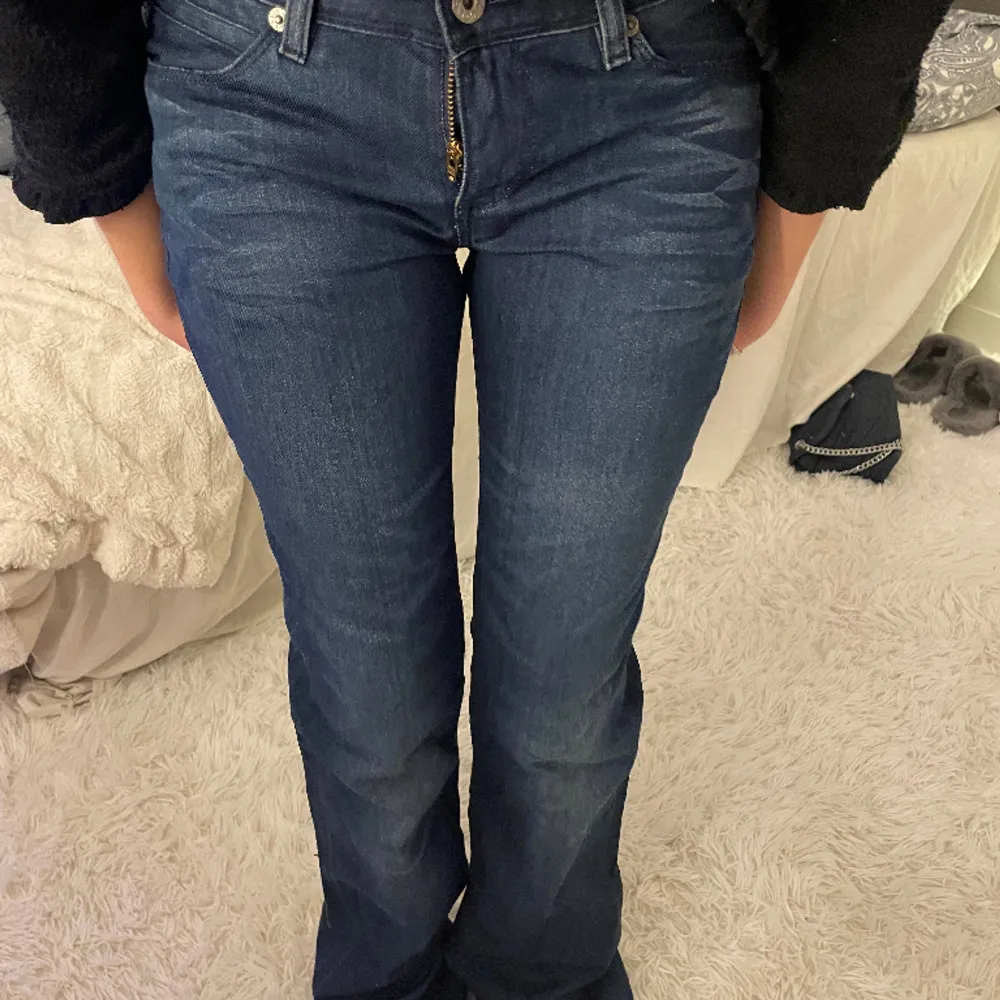 Jättefina Levis jeans som är utsvängda! Ubs gylfen är trasig men den går att laga💓långa i benen! . Jeans & Byxor.