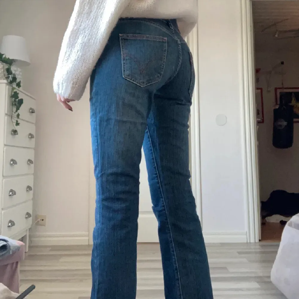Säljer dessa snygga lågmidjade levis jeans som tyvärr blivit små på mig. De är i storleken W26 L 32 och passar mig som är 170 perfekt i längden. De har inga defekter och är i ett fint skick!❤️❤️. Jeans & Byxor.