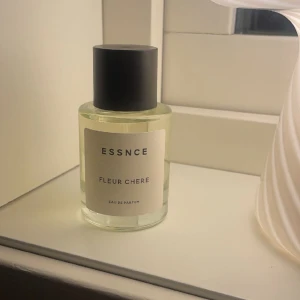 Essnce parfym - Toppnoter - Jasmin, apelsin Hjärtnoter - Ambra, Ambergris, myrra Basnoter - Cederträ, vanilj   Doftfamilj - Träig, kryddig Dupe på Baccarat Rouge 540 Endast testad.