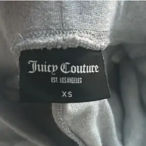 Jag säljer gråa Juicy Couture i nytt skick i storlek XS, har aldrig använt pga fel storlek. Köpta för 1200 säljs för 600, pris kan såklart diskuteras💕