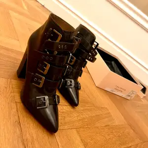 Original designers boots in a great condition. Pointy nose might make it feel a bit tighter then your actual size.  The color is not black neither it’s brown , but something in between. 
