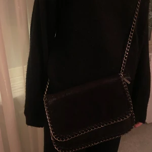 Handväska - En svart axelremsväska med kedjor. Använt fåtal gånger och har inga anmärkningar, i bra skick! 😊