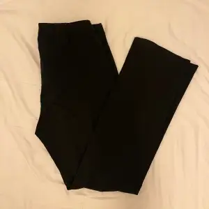 Svarta kostymbyxor från H&M i gott skick! 
