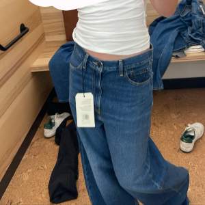Jag köpte dessa jeansen som heter ”baggy dad jeans” jag tyckte de inte var tillräckligt stora så jag valde att köpa i strl 29 och längden blev för lång så då syddes de upp i butiken,använt några gånger(cirka 8 ggr). Pris kan diskuteras 
