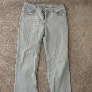 Ljusblå jeans från carlings i storlek 31 i waist längd 32