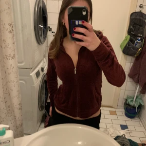 Vinröd zipup - Skitskön och mjuk den sitter inte speciellt tight även om det är XS jag sjölv har storlek S och skullle uppskatta den mer som M