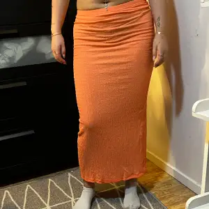 Jättefin orange/korall kjol, slits bak. Skriv för fler bilder. Aldrig använd. 