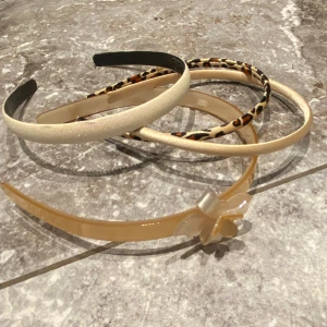 Diadem - Fyra stycken diadem. Kika gärna på mina annonser, säljer mycket:) 