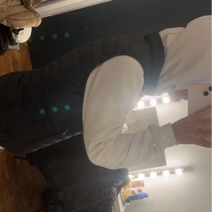 Parajumpers väst - Hej säljer min jättefina parajumpers väst som är köpt på johnells för 3899 som knappt kommit till användning därför säljer jag den💓 den är i nyskick och inga defekter, kommer från rök och djurfritt hem💓kontakta mig gärna vid frågor💓priset är inte fast 💓