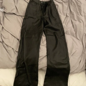 Skinnbyxor - Svarta skinnbyxor från Bikbok