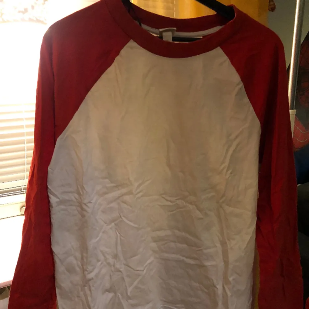 Röd och vit långärmad tröja, använt några få gånger❤️. Tröjor & Koftor.