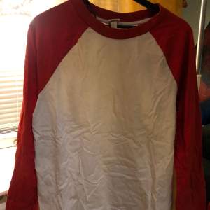 Röd och vit långärmad tröja, använt några få gånger❤️