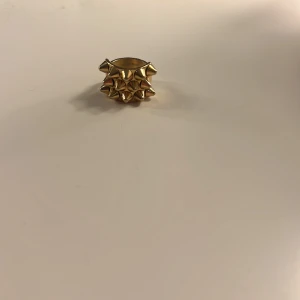 Edblad ring !  - Jag vill byta mot en likadan fast i s eller M ❤️skriv för fler frågor ❤️ skulle kunna sälja om ett bra bud kommer ❤️och även kunna byta mot en silver ring ❤️
