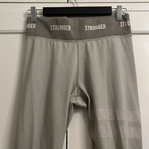 Hero Träningstights stronger - Supersköna träningstights som inte kommit till användning. Nypris ca 700kr. Just denna färg säljs inte längre. Återvunnen Polyester, Medelhög midja, Funktionsmaterial, Svettavvisande, Snabbtorkande Andas, Elastiskt band i midjan 