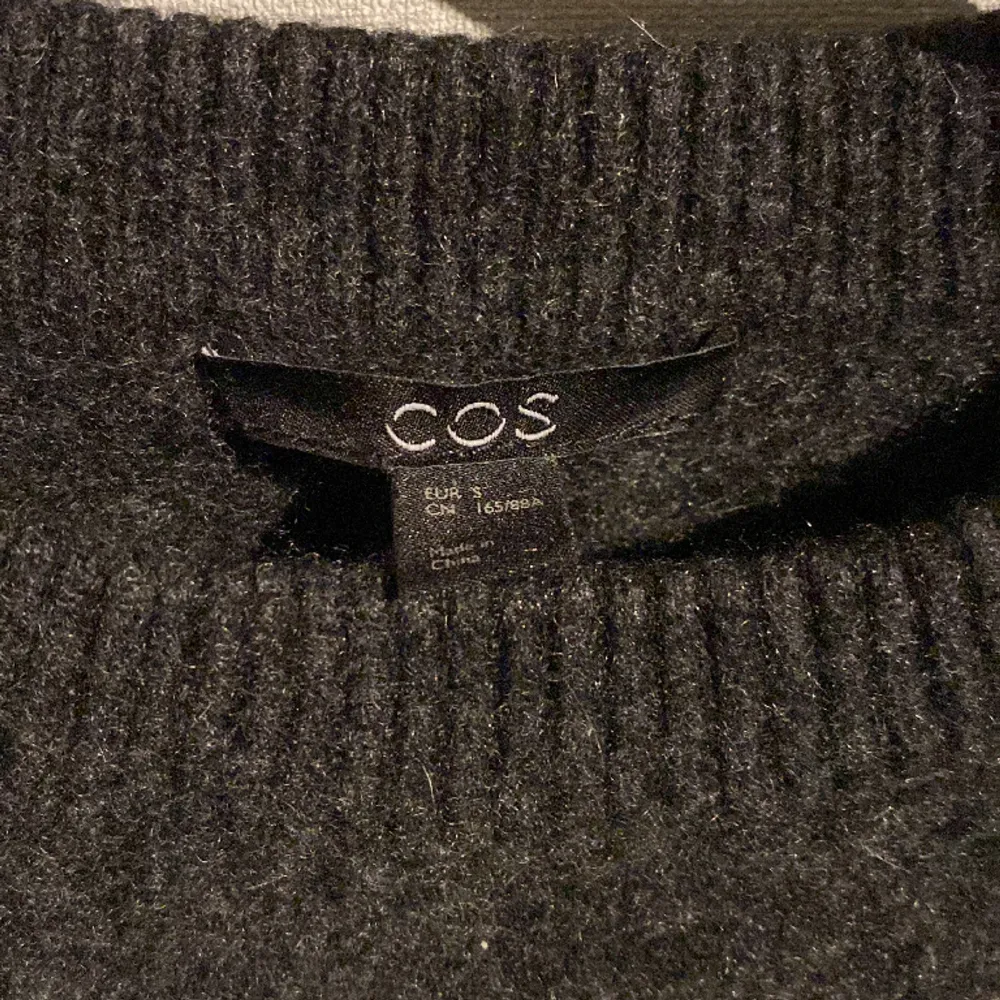 Säljer min mörkgråa cashmere tröja från COS då den inte kommer till användning! Den är i storlek S men skulle säga att den är mer som en Xs 💋 . Stickat.