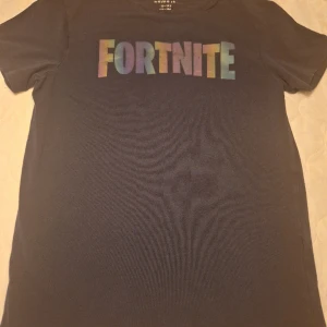 Fortnite t-shirt name it - Bra skick! Två för 200 kr.