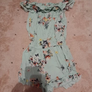 Jättefin mönstrad blommig jumpsuit byxdress i storlek 158  - Säljer denna jättefina jumpsuiten/byxdressen i  storlek 158 men kan nog passa xs också. Knappt använd så den är i nyskick. Köparen står för frakten och jag ansvarar ej för postens slarv. Bara att höra av er vid frågor.