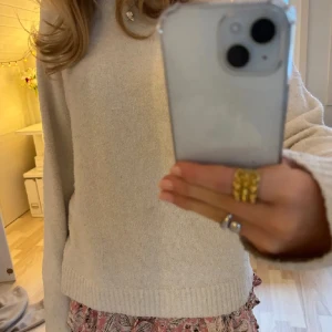 BEIGE STICKAD TRÖJA  - Hejsan! Säljer denna ursnygga beiga stickade tröjan ifrån H&M! Verkligen skitsnygg o mysig, säljer endast då jag helt enkelt inte använder den 🤷🏻‍♀️. Kan absolut köra noppringsmaskinen och tvätta den innan jag skickar!! Hör av er finisar 💕
