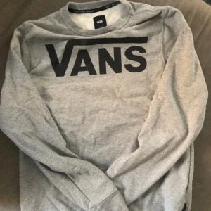 Vans tröja  - En tröja med väldigt tjockt tyg, köpt från vans hemsida men har aldrig kommit till användning. Storlek S.