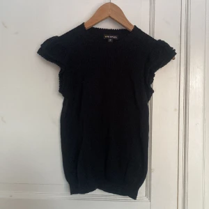 Kortärmad tröja - Svart kortärmad tröja med ett ganska tjockt material och virkat mönster vid ärmarna❣️ Använd 1-2 gånger, priset kan självklart diskuteras💓