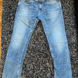 Säljer nu dessa replay jeans skick 8/10. Dem är sparsamt använda och säljes då dom inte används längre. Pris kan diskuteras och de är bara att höra av sig vid minsta fundering!