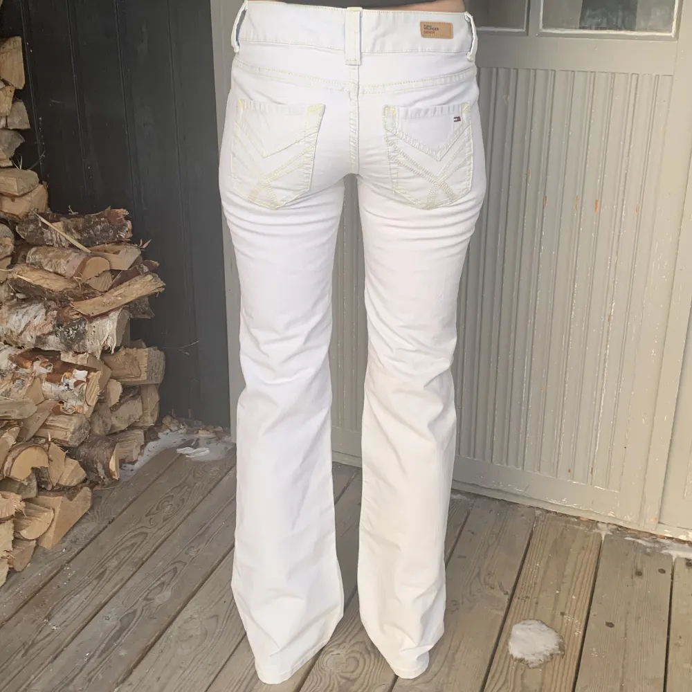 Lågmidjade jeans från tommy hilfinger, midjemåttet är 36cm och innerbenslängden är 78cm💕. Jeans & Byxor.