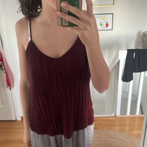 Jätte fin vinröd fest tröja  - Säljer min fina vinröda fest topp som är från hm pga att den inte har kommit till användning kom prov för fler bilder elelr frågor