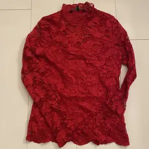 Röd spets tröja med inbygga linne (kolla bild 2), sitter jättefint på och den är aldrig använd! I stolek s ifrån Vero moda🤍 säljer för 200kr+frakt (pris kan diskutera) 