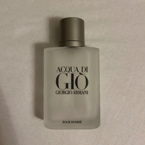 Armani parfym - Acqua di giò giorgio armani parfym Cirka 40ml av 100ml kvar Citrus aktig parfym för sommar och vår Nypris: ~900kr