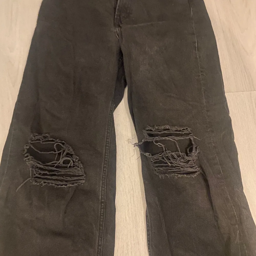 Vida svarta jeans med hål på båda knäna. Högmidjade, bra skick. Jeans & Byxor.