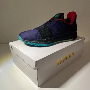 Harden vol. 3 - Ett par Harden vol. 3 i stl. 46. Skriv för prisförslag och funderingar.