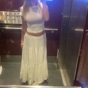 Långkjol - Säljer denna Långkjol köpt från Zalando, använd 2 gånger Max, storlek M, perfekt på mig som bär S! Är 168 cm lång