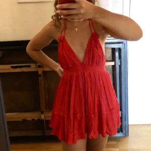 Läs beskrivning innan du köper⬇️ - Supersnygg röd klänning köpt utomlands, aldrig använd✨ Är 1,62cm och den går lite kortare än mitten av låret så rätt så kort, strl xs men passar även s och m då den är stretchig❤️