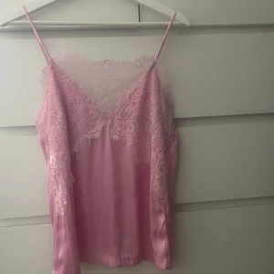 Pyjamas linne  - Ett jätte gulligt rosa pyjamas linne. Säljs då den är för liten på mig. Aldrig använd💞