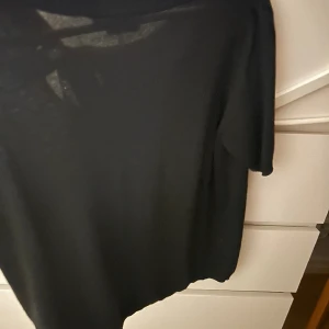 Blus - En super söt svart glittrig blus men rosett. Säljer då jag inte använder den så mycket. Använd 1-2 gånger och i väldigt bra skick💗💗