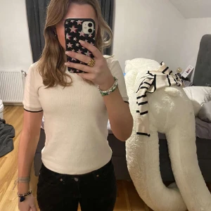 Stickad t-shirt - En vit lite tjockare t-shirt från zara med lite detaljer på armarna