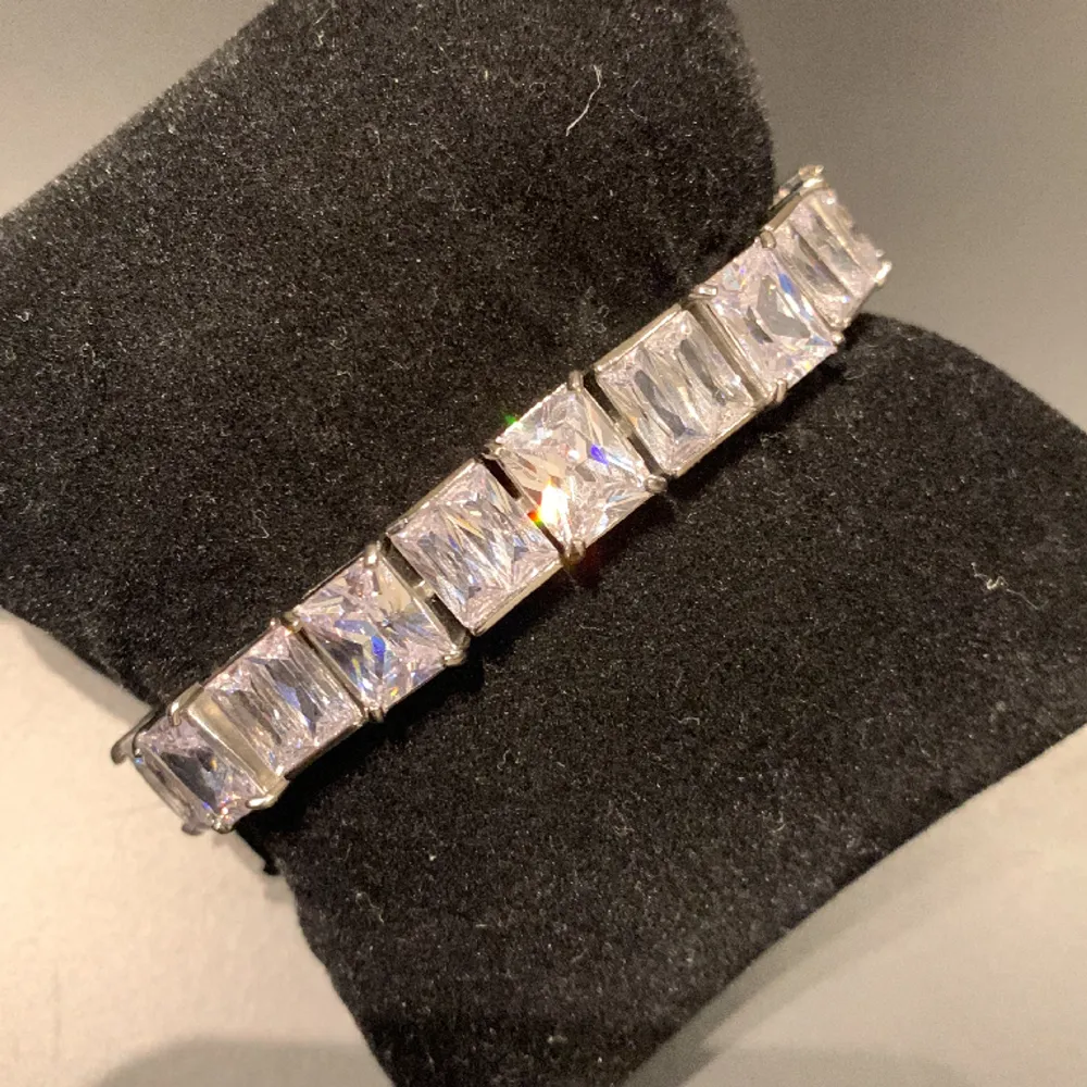 Diamantarmband i silver med strass och stenar runt hela (inte äkta om någon undrar) . Accessoarer.